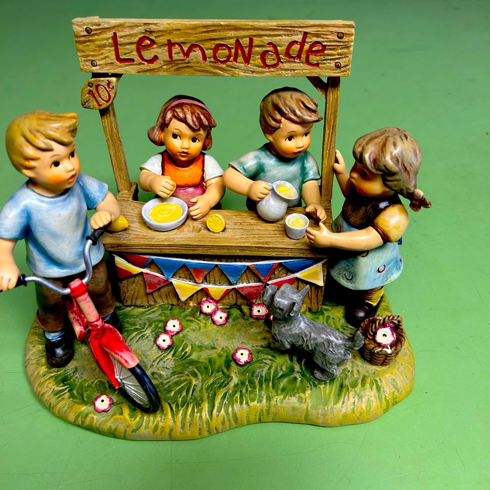 M.J. HUMMEL Summertime Fun Lemonade Stand First Edition 2018